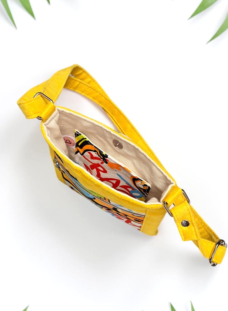 Pochette à bandoulière artisanale en suédine jaune 3