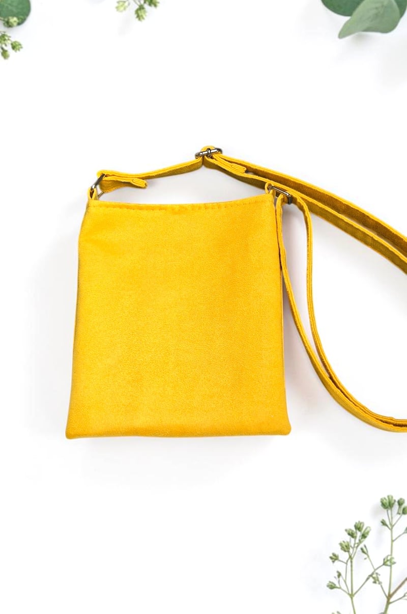Pochette à bandoulière artisanale en suédine jaune — autre vue