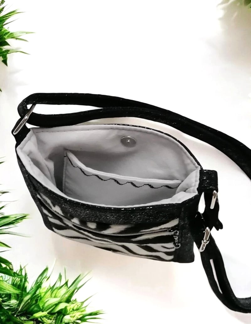 Pochette bandoulière artisanale en fausse fourrure zèbre — autre vue