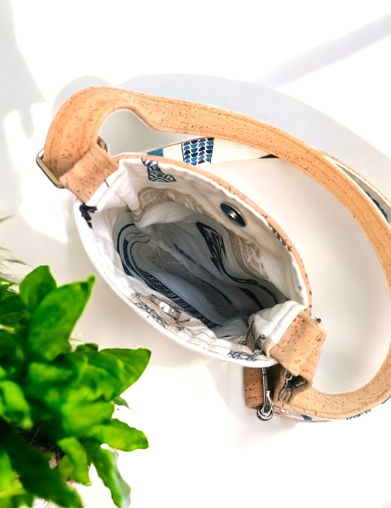 Pochette téléphone artisanale en liège et coton enduit — autre vue