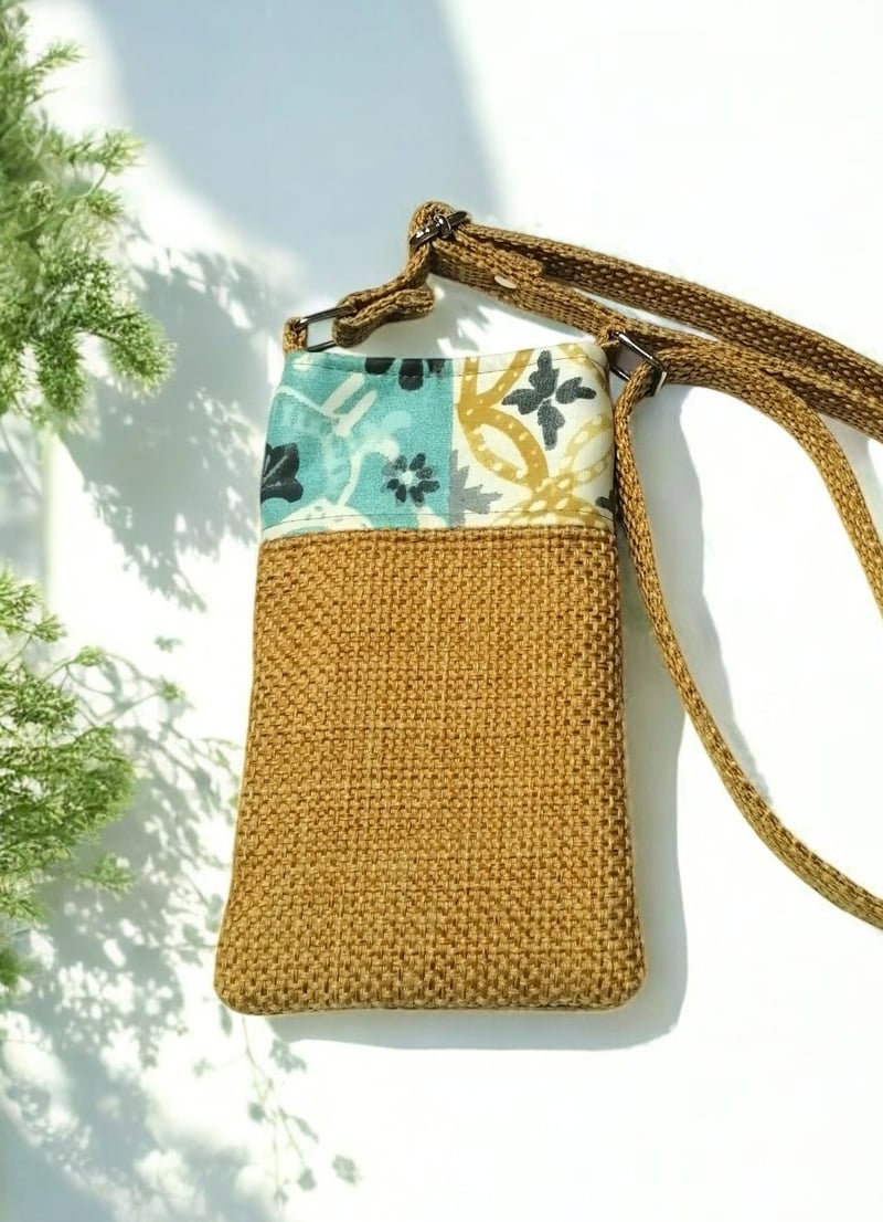 Pochette téléphone artisanale en toile sysal safran