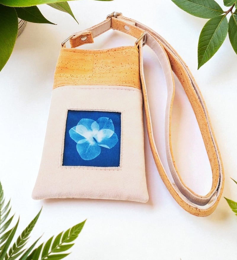 Pochette téléphone artisanale en liège et suédine beige