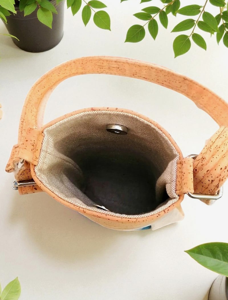 Pochette téléphone artisanale en liège et suédine beige — autre vue