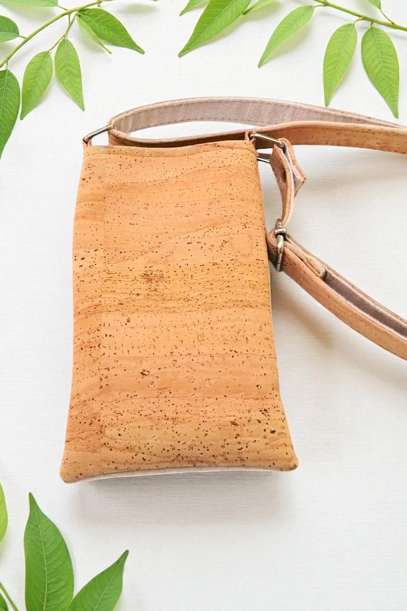 Pochette téléphone artisanale en liège et suédine beige 3