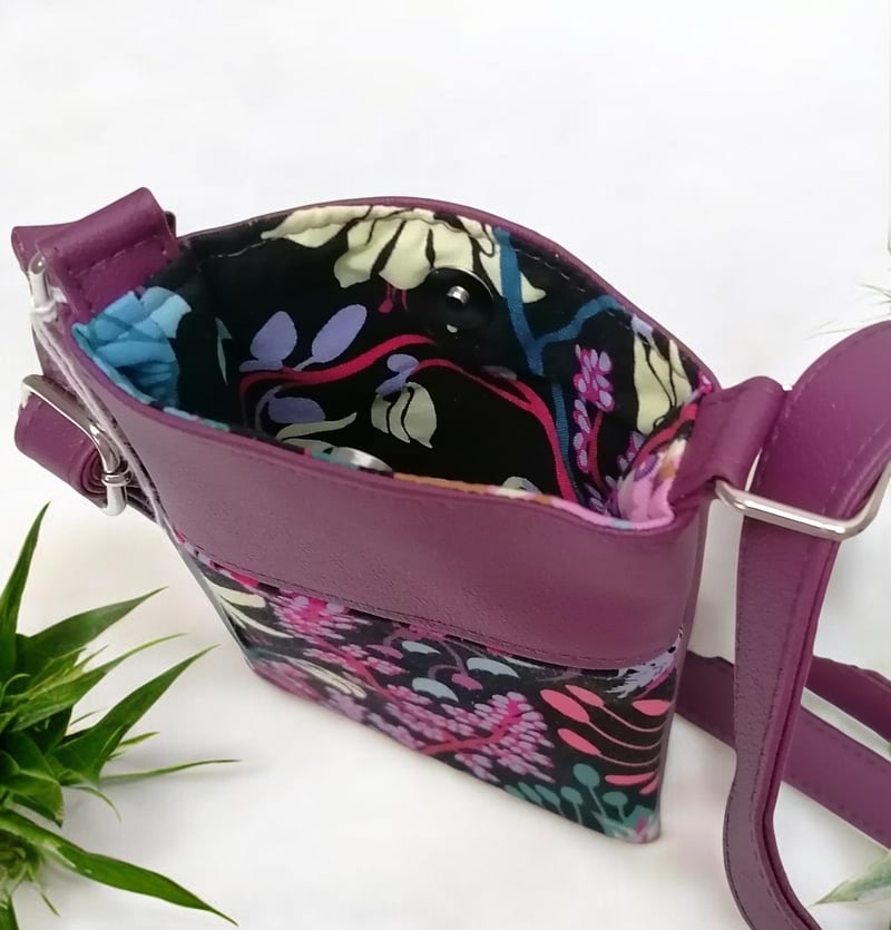 Pochette téléphone artisanale en simili cuir prune et coton — autre vue