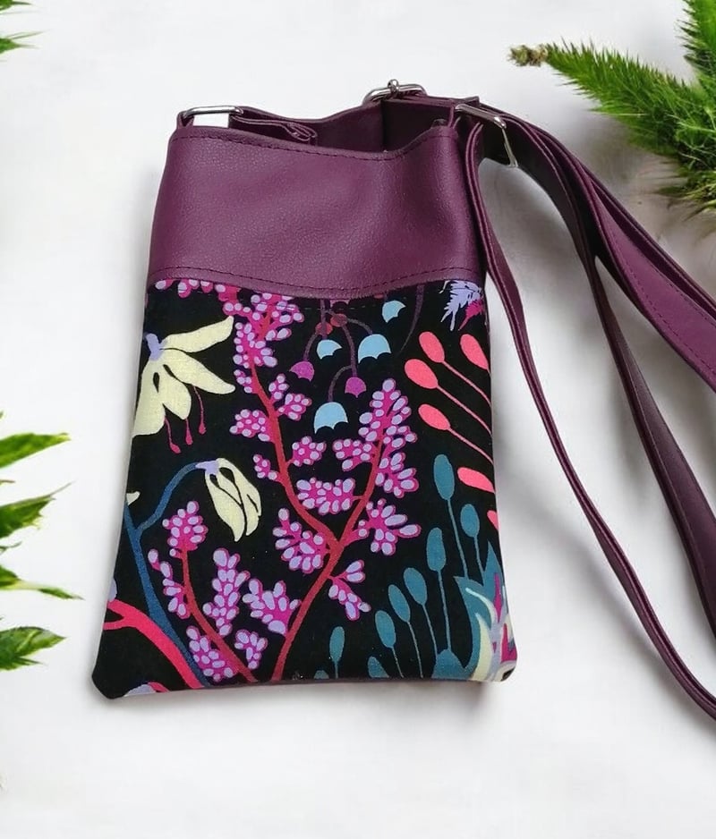 Pochette téléphone artisanale en simili cuir prune et coton
