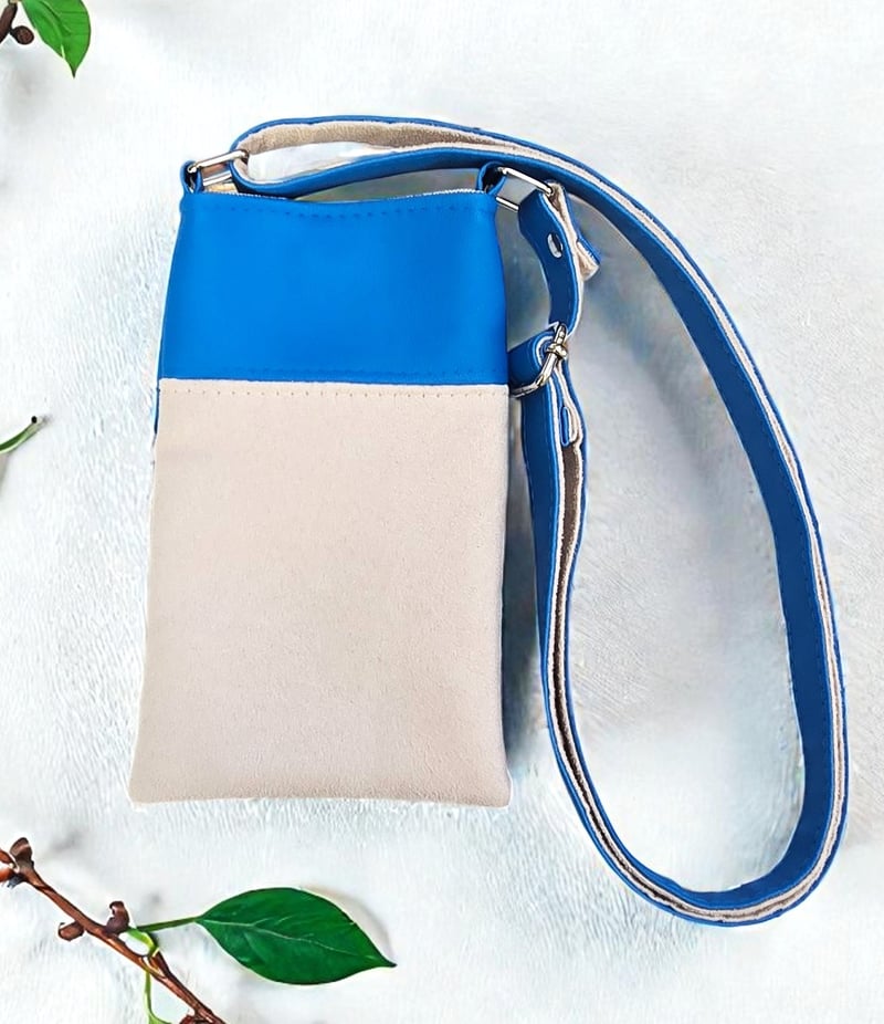Pochette téléphone artisanale en simili cuir bleu et suédine beige