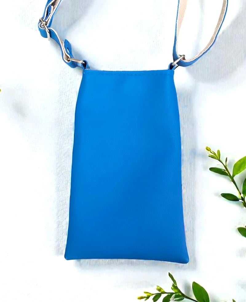 Pochette téléphone artisanale en simili cuir bleu et suédine beige — autre vue