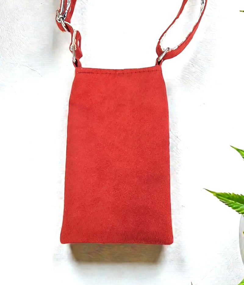 Pochette téléphone artisanale en suédine rouille et toile — autre vue