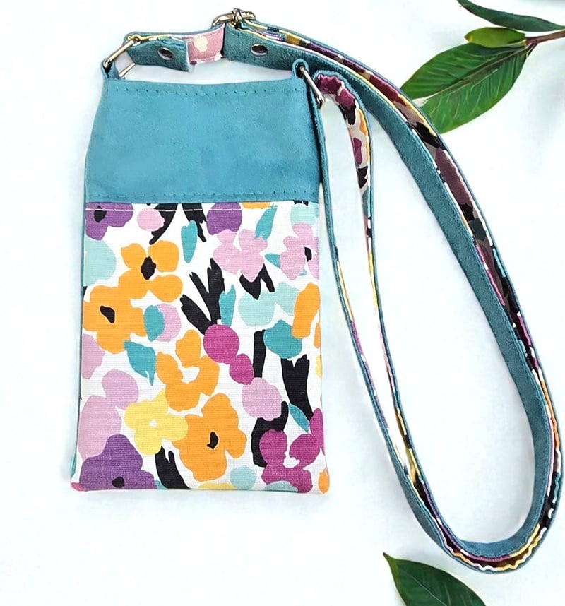 Pochette téléphone artisanale en suédine verte