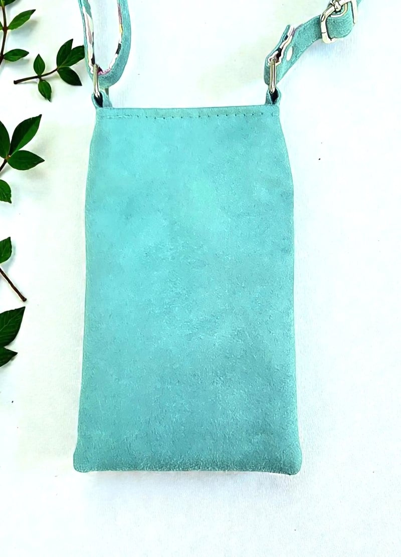 Pochette téléphone artisanale en suédine verte — autre vue