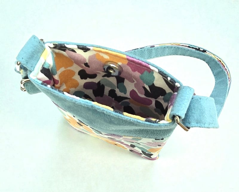 Pochette téléphone artisanale en suédine verte 3