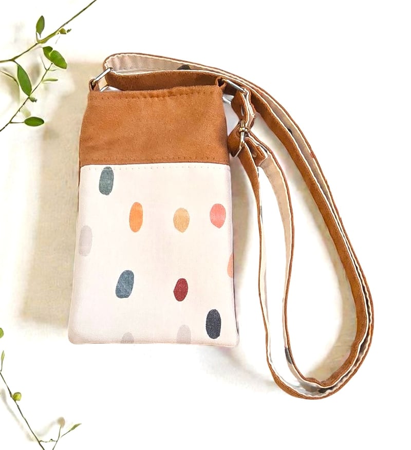 Pochette téléphone artisanale en suédine camel et toile
