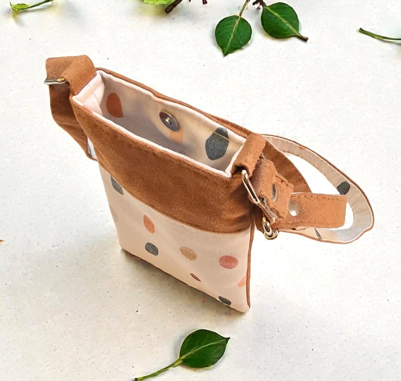 Pochette téléphone artisanale en suédine camel et toile 3