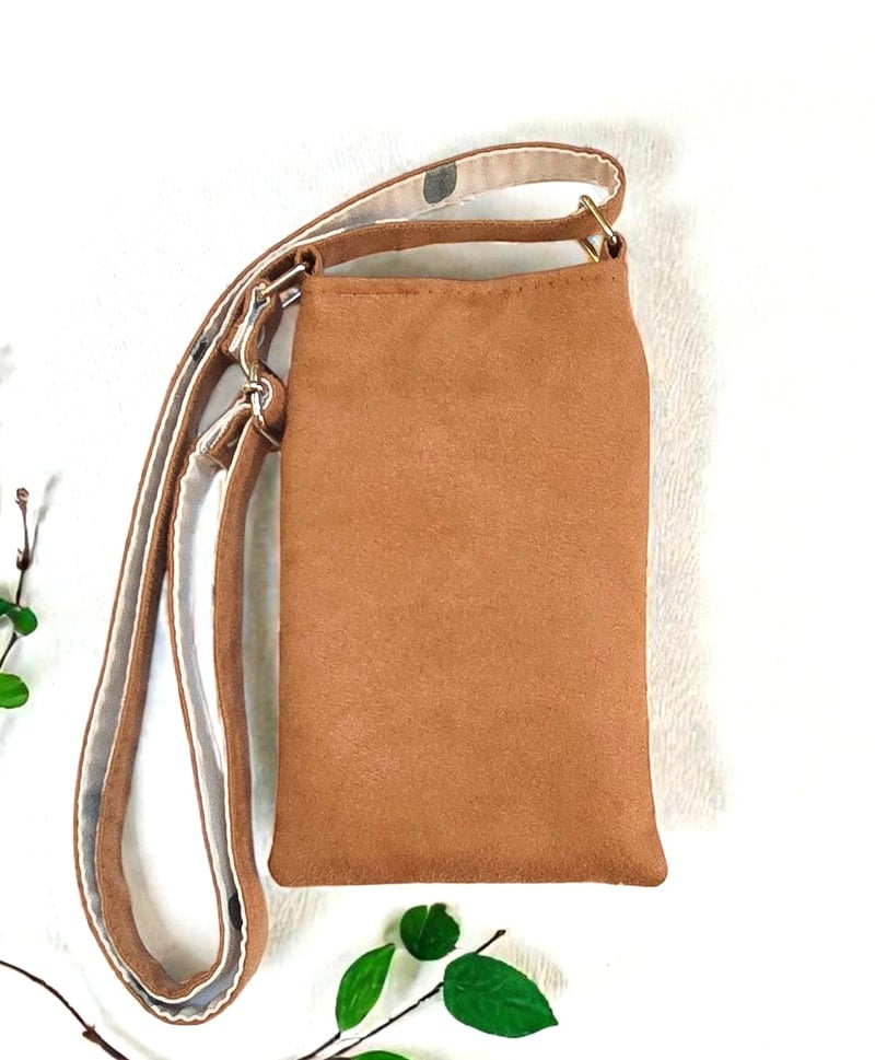 Pochette téléphone artisanale en suédine camel et toile — autre vue