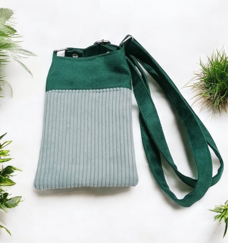 Pochette téléphone artisanale en suédine et velours vert