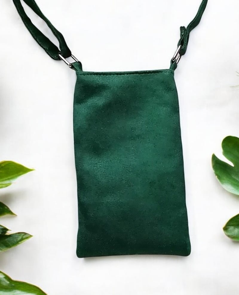 Pochette téléphone artisanale en suédine et velours vert 3