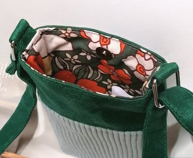 Pochette téléphone artisanale en suédine et velours vert — autre vue