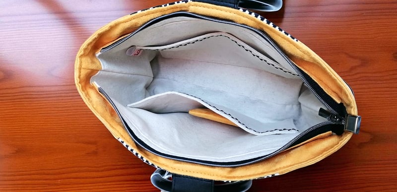 Sac à main artisanal en suédine or et jacquard pied de coq — autre vue