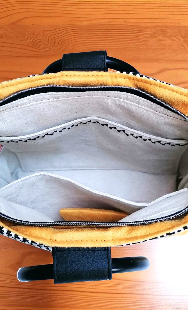 Sac à main artisanal en suédine or et jacquard pied de coq 3