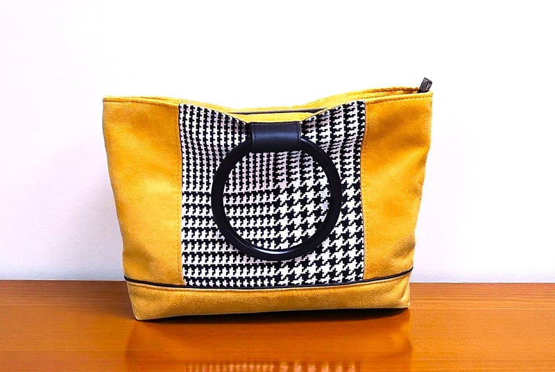Sac à main artisanal en suédine or et jacquard pied de coq 4