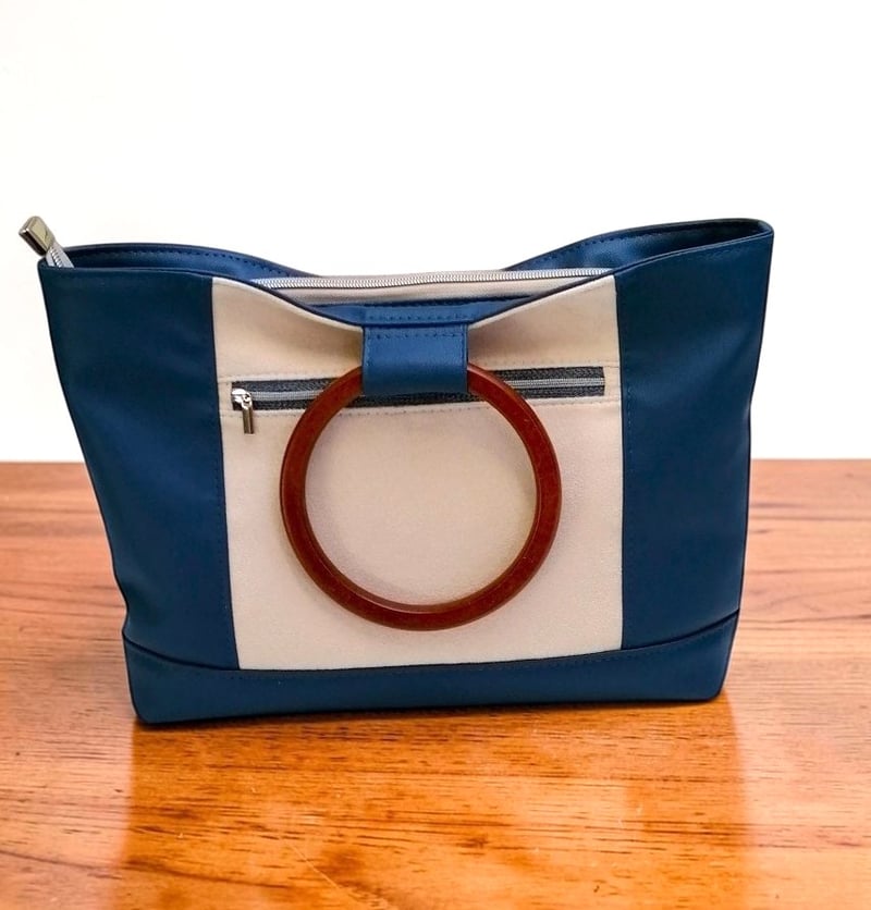 Sac à main artisanal en suédine beige et simili cuir bleu