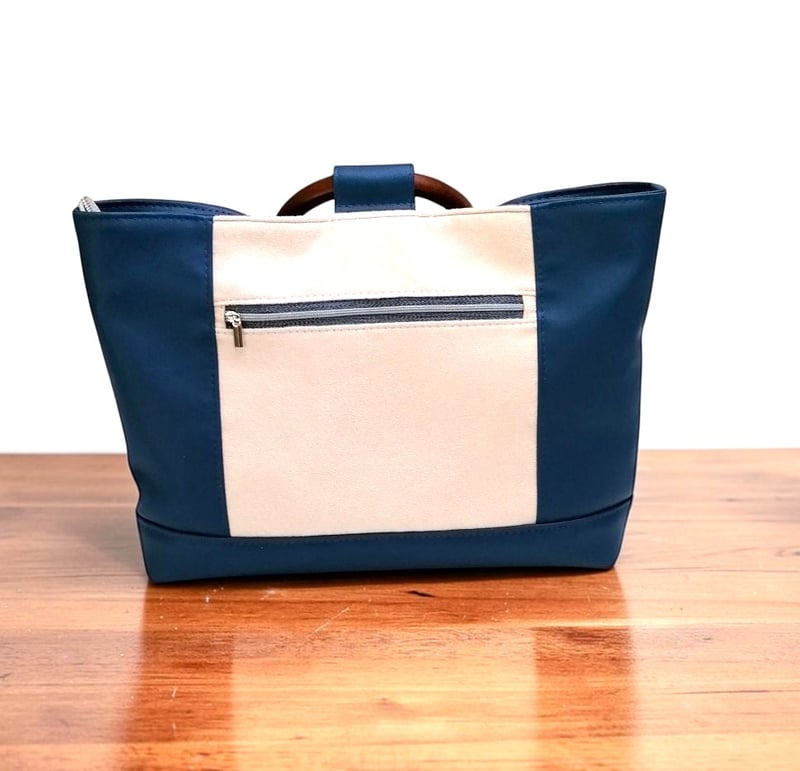 Sac à main artisanal en suédine beige et simili cuir bleu — autre vue