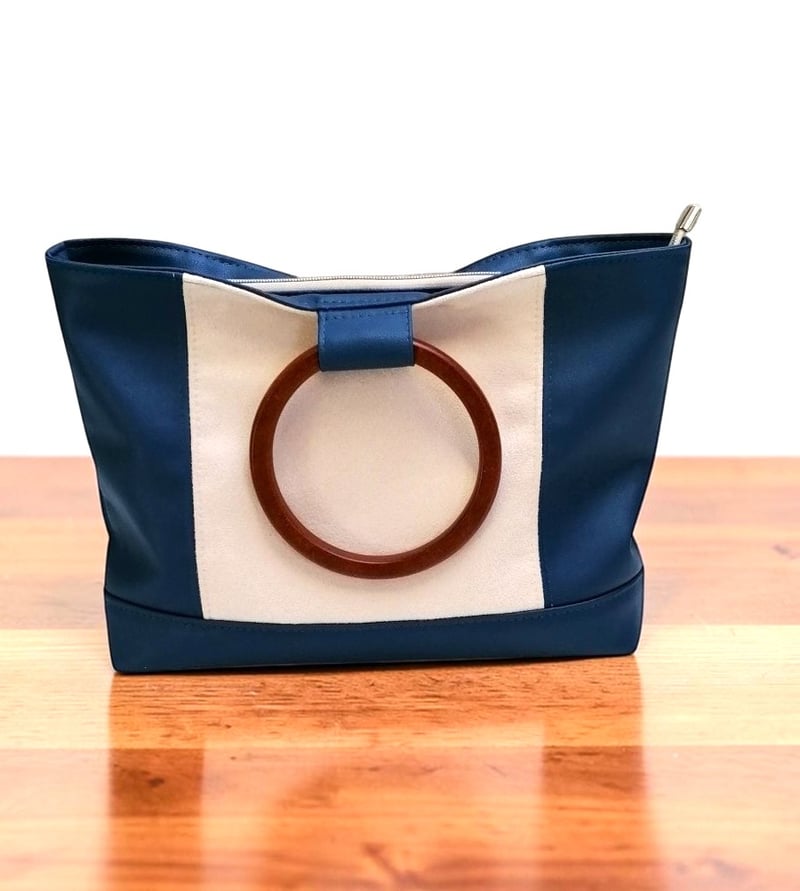 Sac à main artisanal en suédine beige et simili cuir bleu 3