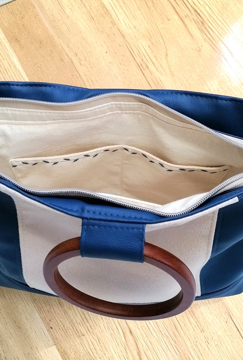 Sac à main artisanal en suédine beige et simili cuir bleu 4
