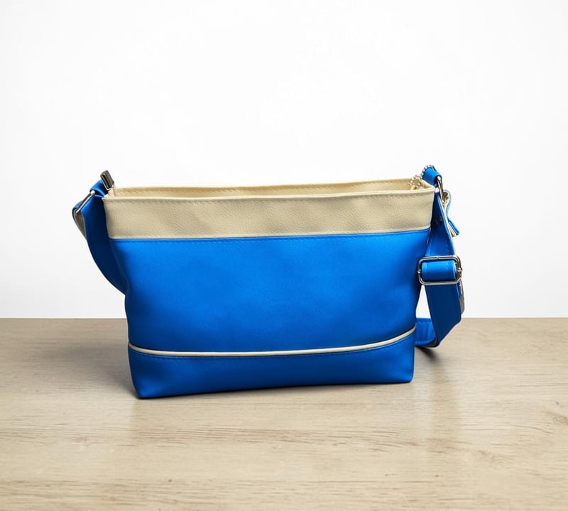 Sac bandoulière artisanal en simili cuir bleu et beige