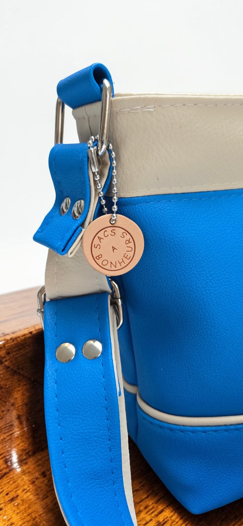 Sac bandoulière artisanal en simili cuir bleu et beige 7