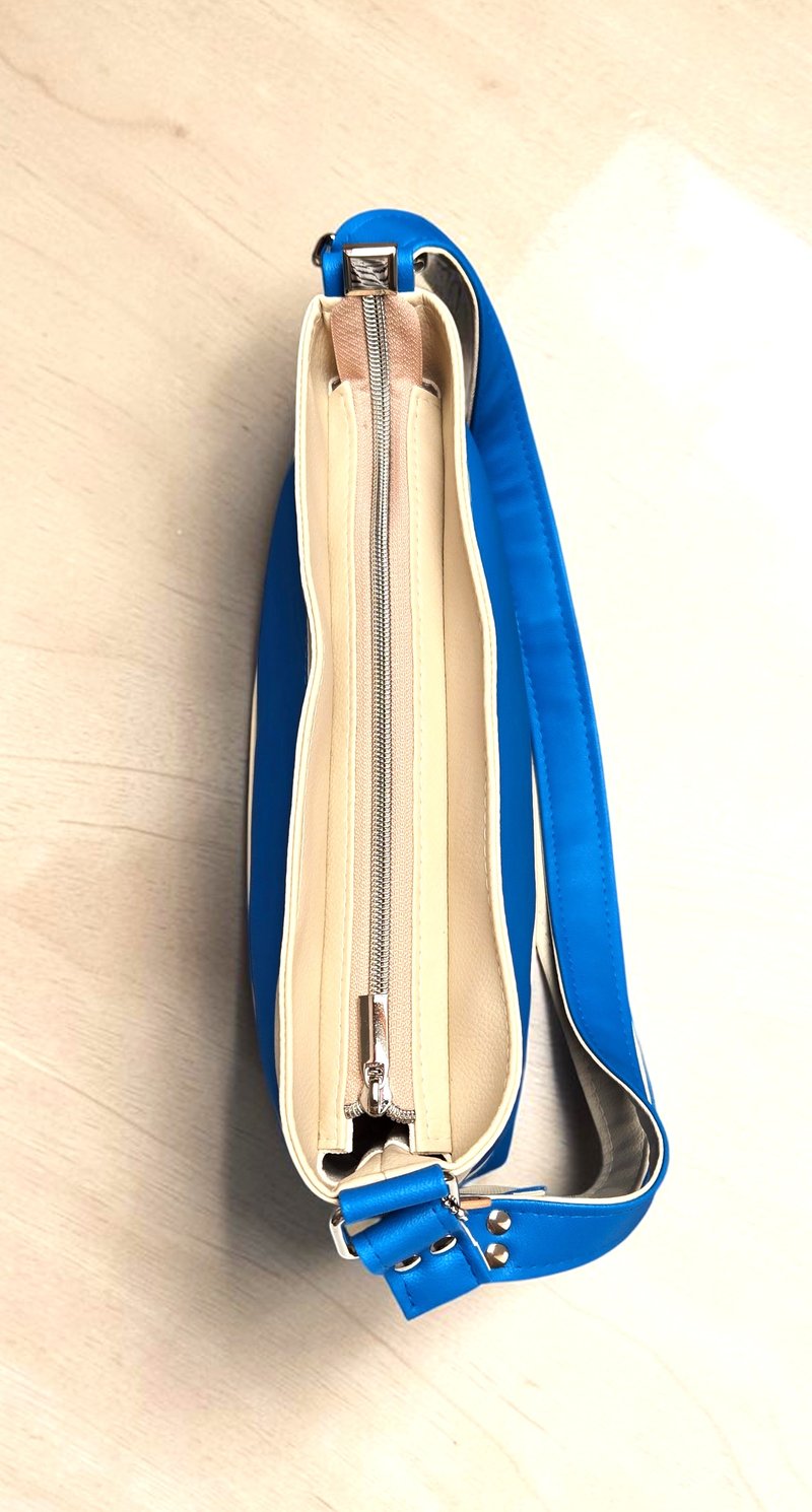 Sac bandoulière artisanal en simili cuir bleu et beige 3