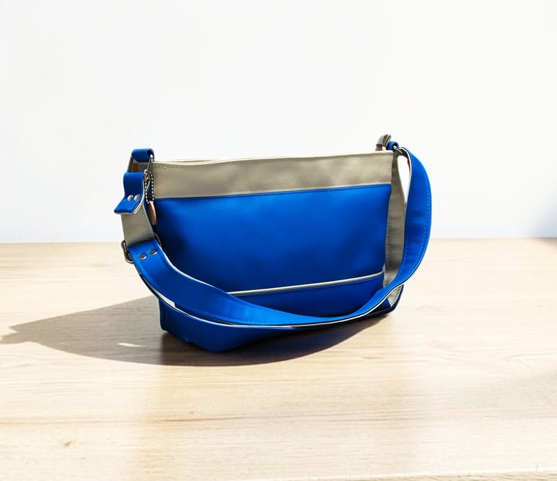 Sac bandoulière artisanal en simili cuir bleu et beige — autre vue