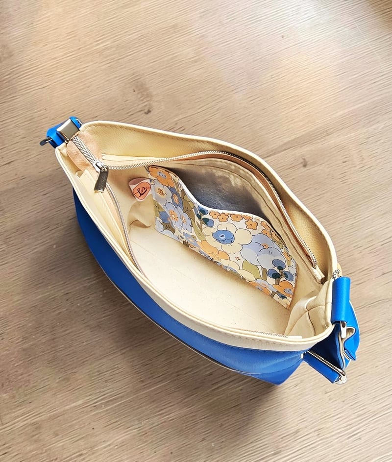 Sac bandoulière artisanal en simili cuir bleu et beige 4