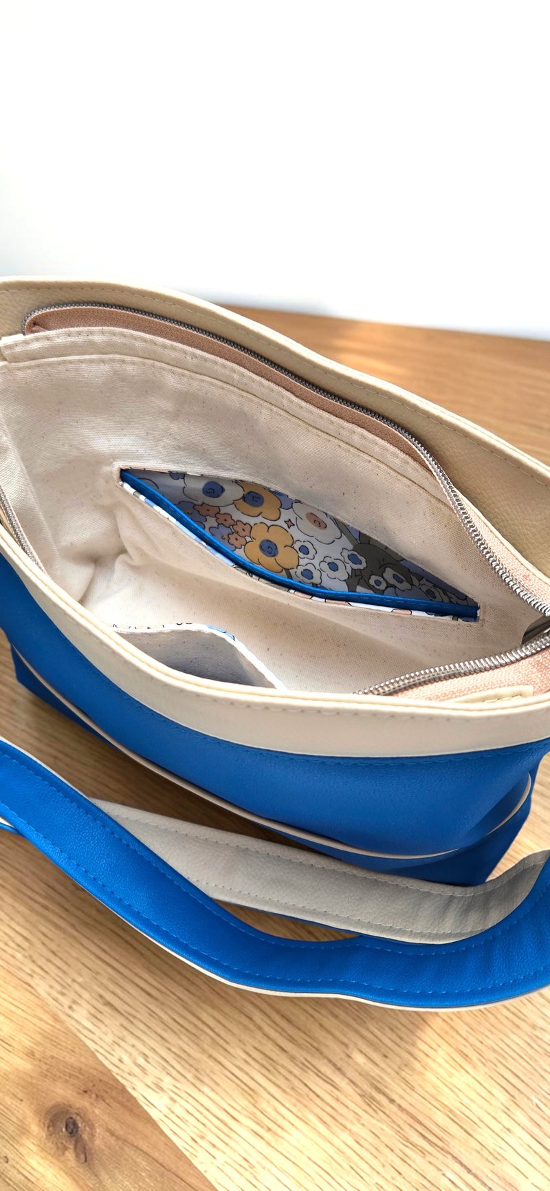 Sac bandoulière artisanal en simili cuir bleu et beige 5