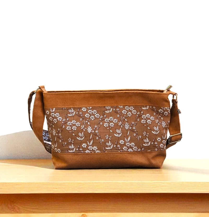 Sac bandoulière artisanal en suédine camel et coton