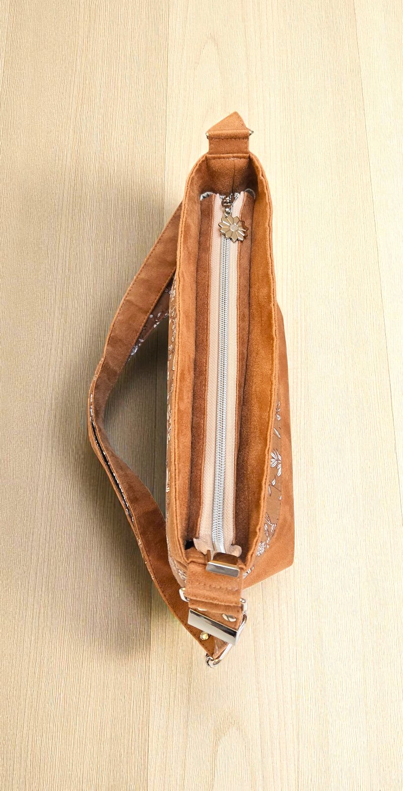 Sac bandoulière artisanal en suédine camel et coton 3