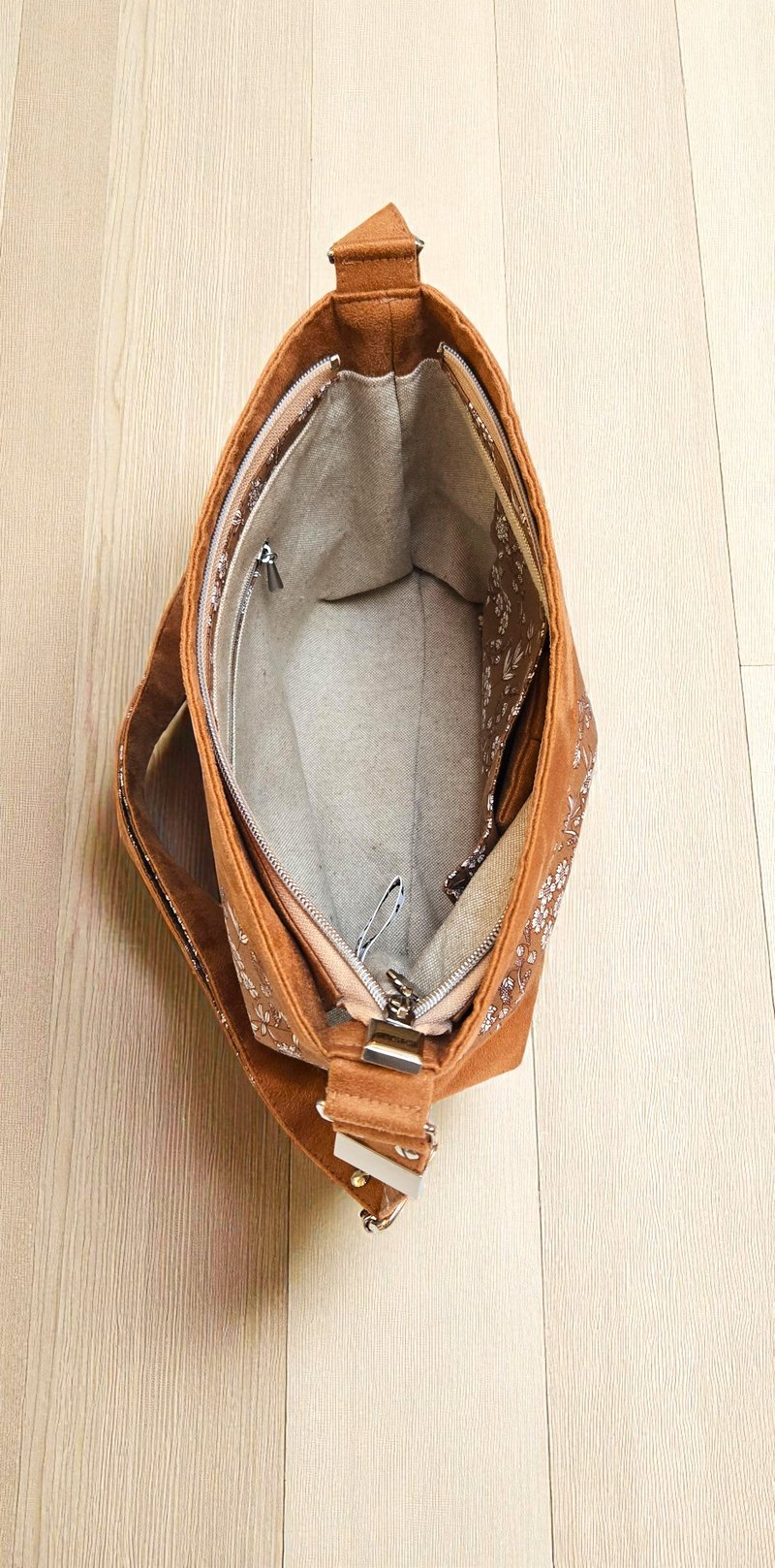 Sac bandoulière artisanal en suédine camel et coton 4