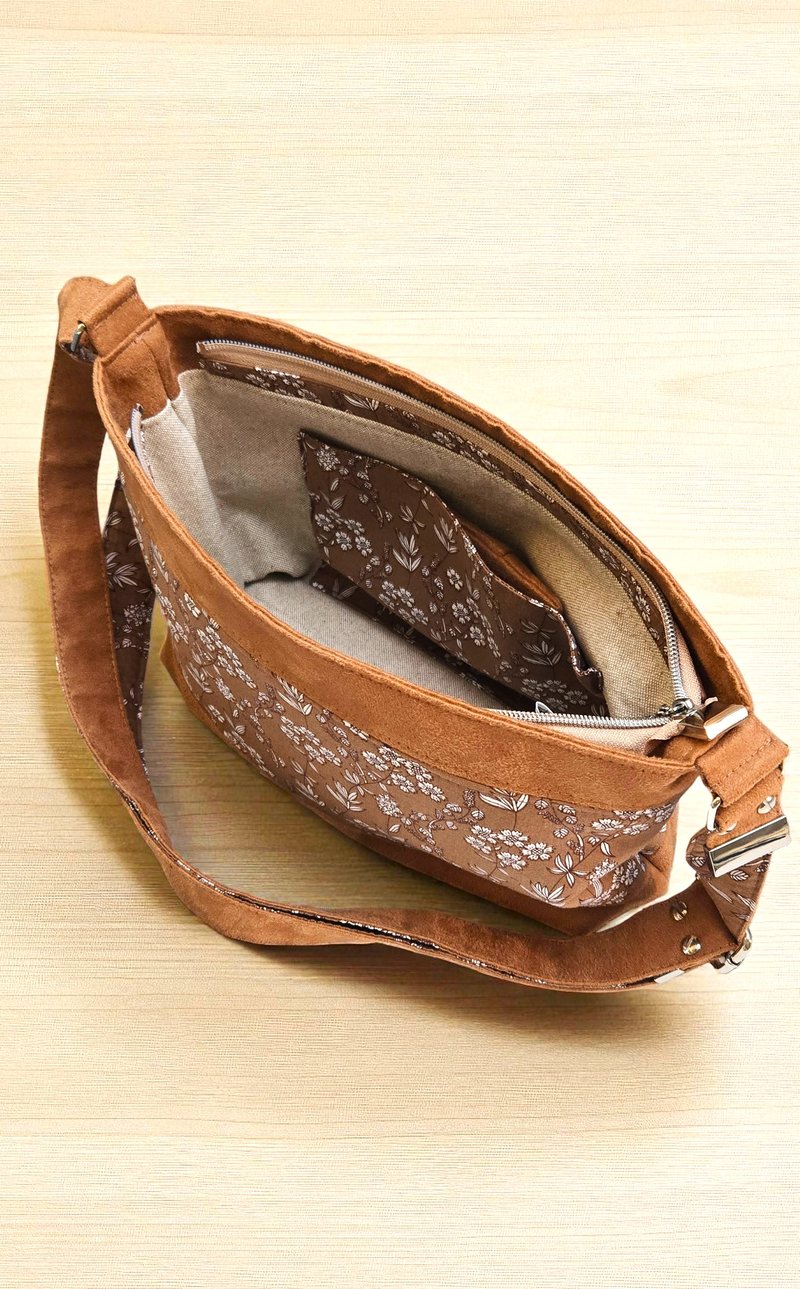 Sac bandoulière artisanal en suédine camel et coton 5