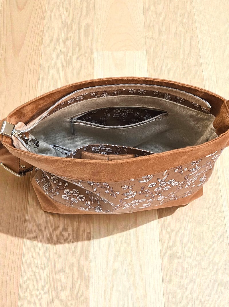 Sac bandoulière artisanal en suédine camel et coton — autre vue