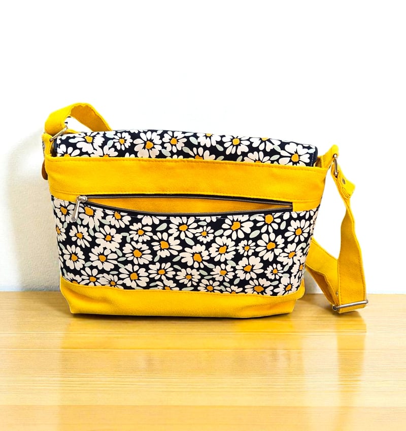 Sac à bandoulière artisanal en suédine jaune et coton enduit 3