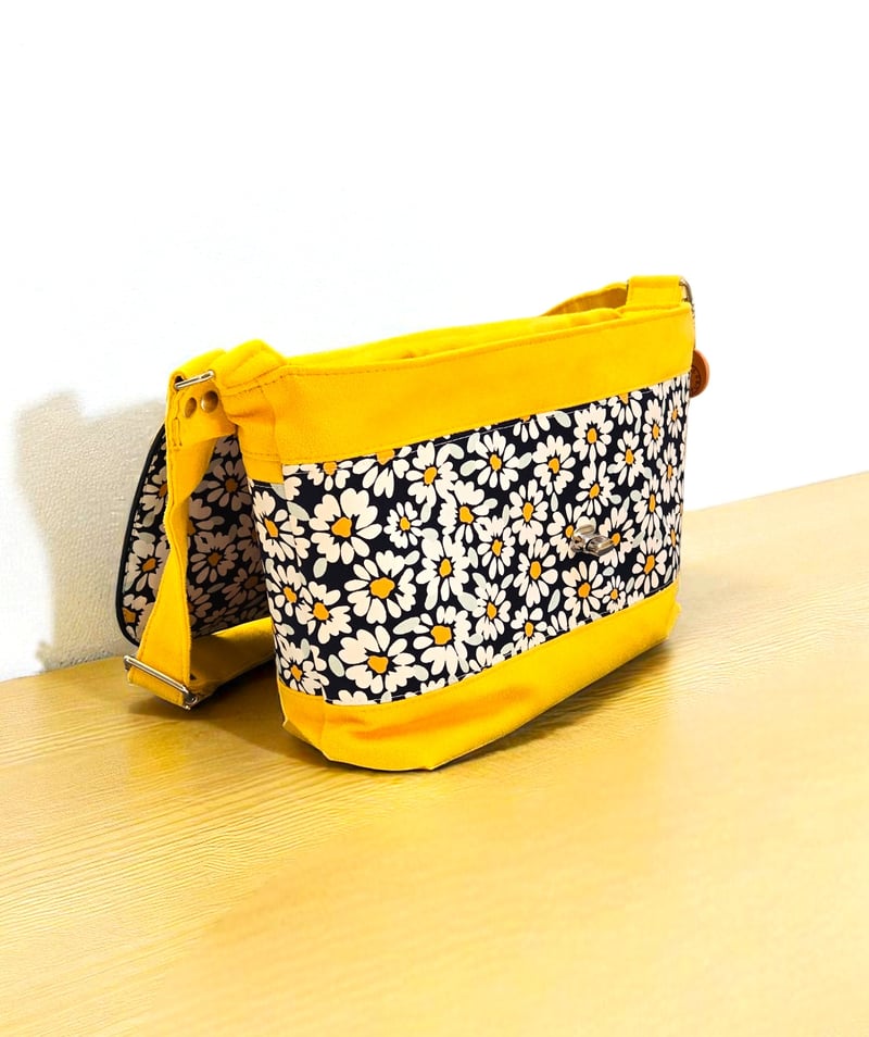 Sac à bandoulière artisanal en suédine jaune et coton enduit 4