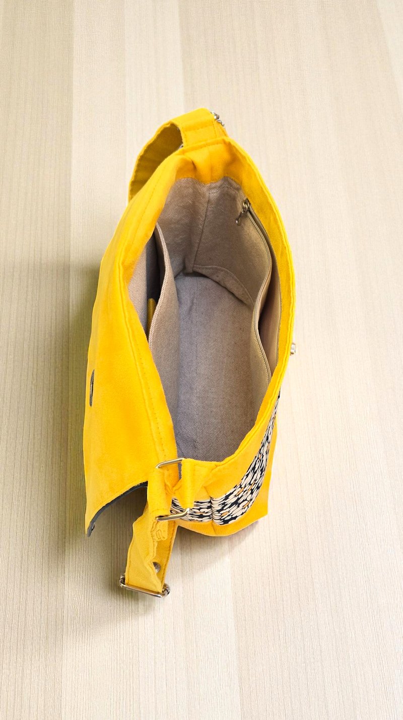 Sac à bandoulière artisanal en suédine jaune et coton enduit 6