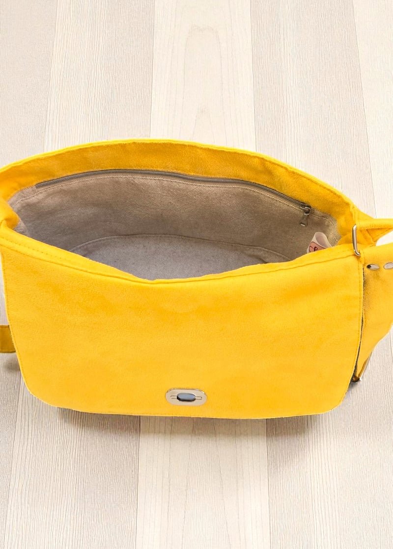 Sac à bandoulière artisanal en suédine jaune et coton enduit 7