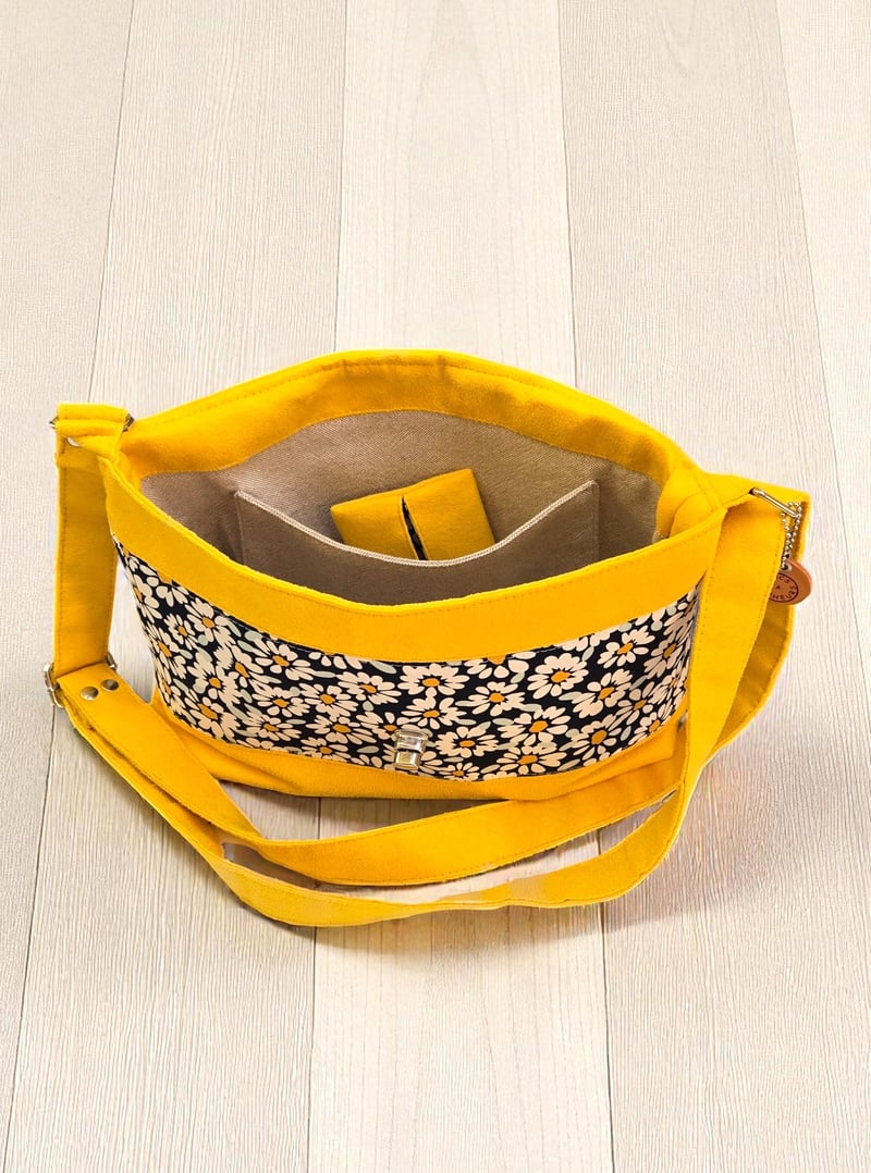 Sac à bandoulière artisanal en suédine jaune et coton enduit 5