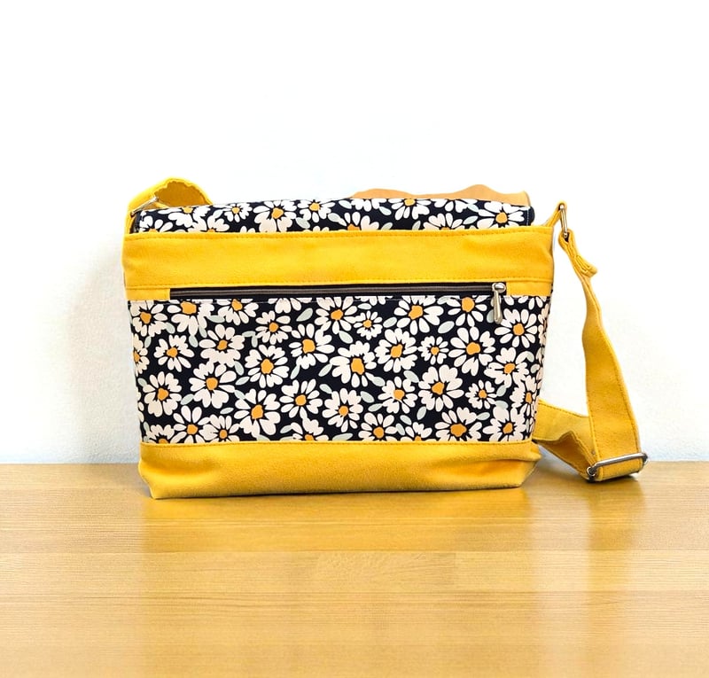 Sac à bandoulière artisanal en suédine jaune et coton enduit — autre vue