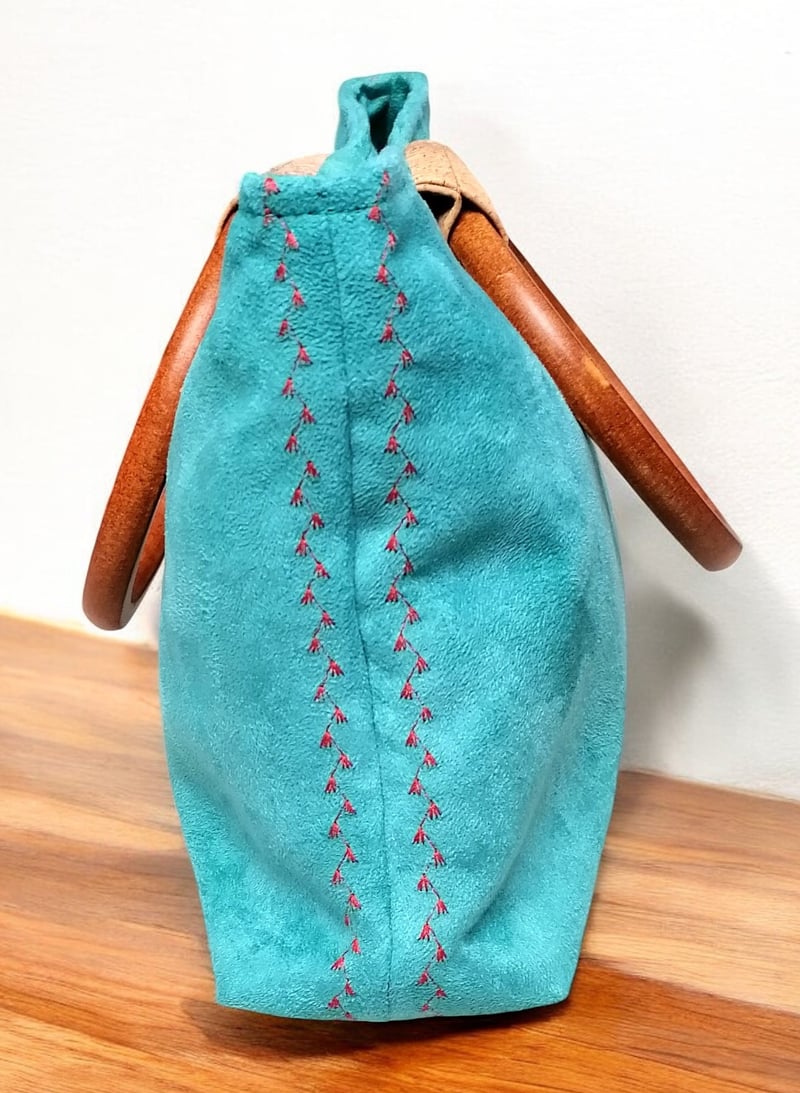 Sac à main artisanal en suédine vert turquoise 3