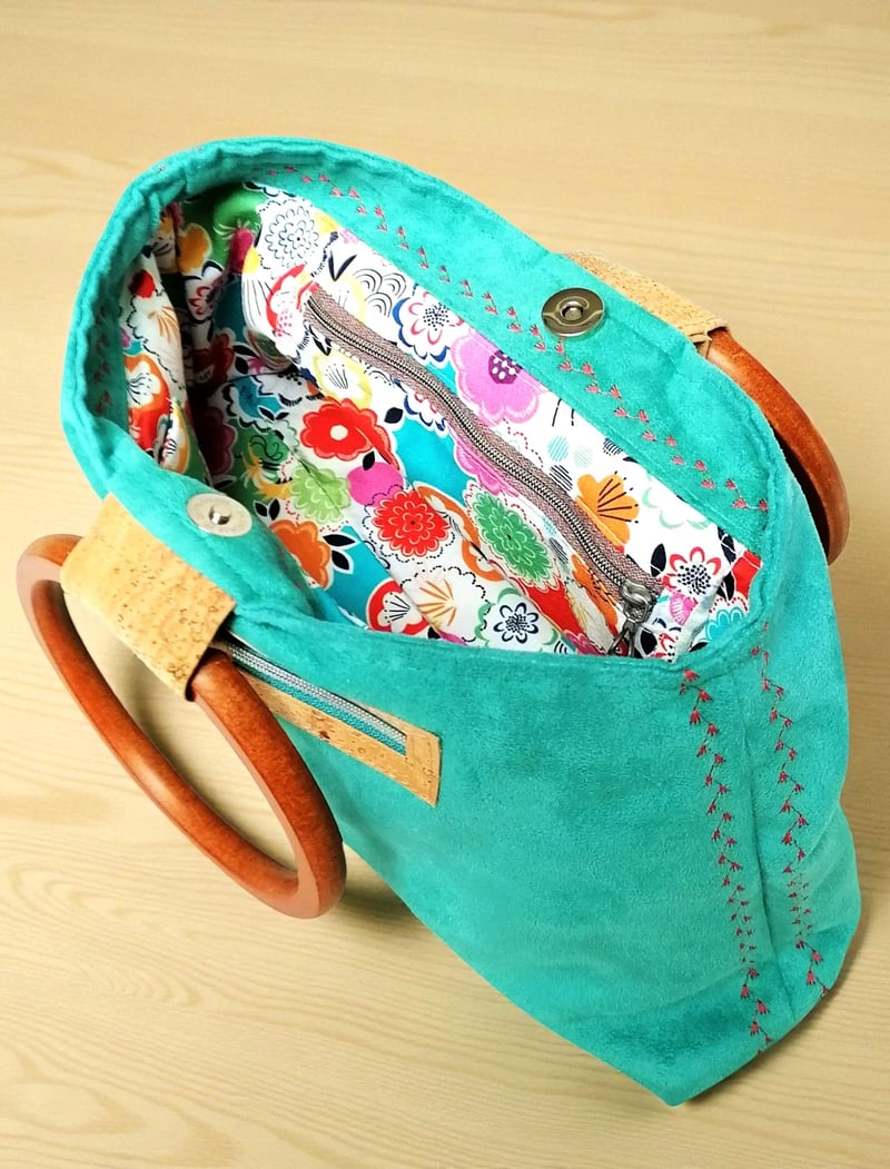 Sac à main artisanal en suédine vert turquoise 5