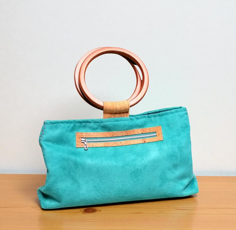 Sac à main artisanal en suédine vert turquoise