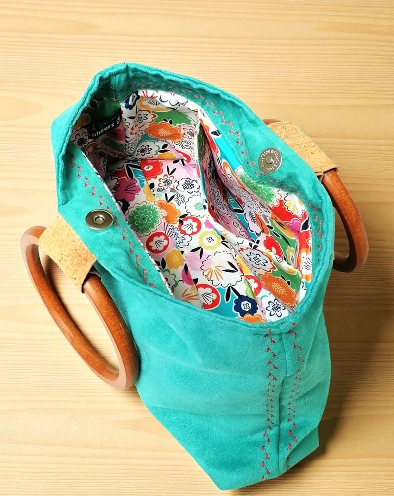Sac à main artisanal en suédine vert turquoise 4